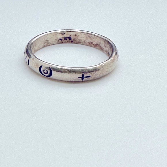 Vintage Silver Symbol Dainty Ring - Picture 4 of 8